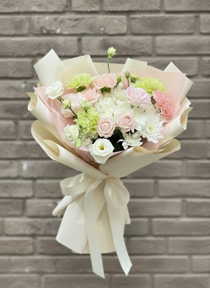 Букет цветов из: Гвоздики, Розы, Лизиантусы и Хризантемы в Комсомольске Ивановской области