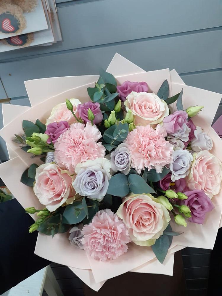 Букет цветов из: Розы, Гвоздики и Лизиантусы в Комсомольске Ивановской области